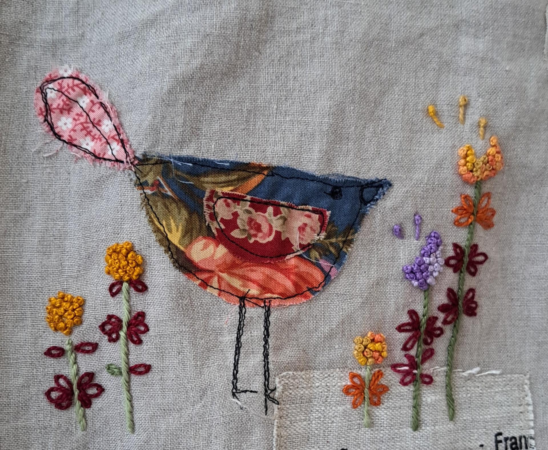 Oiseau en chutes de tissu appliqué en couture machine et broderie main